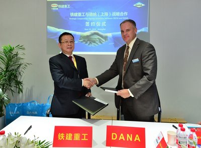 德纳全球总裁兼首席执行官James Kamsickas和中国铁建重工集团董事长刘飞香在签约后握手