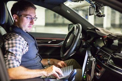宝马工程师Andrew Mueller在宝马自主 测试车上测试自动驾驶技术