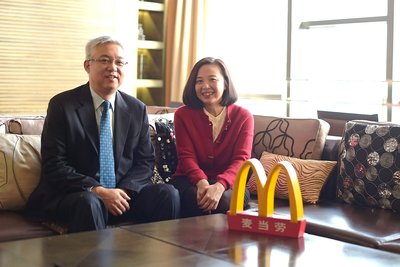 中信资本董事长兼首席执行官张懿宸先生（左）与麦当劳中国首席执行官张家茵女士（右）
