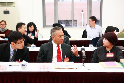 李锦记酱料集团主席李惠中先生（右二）在分组会议上与各位政协委员热烈讨论