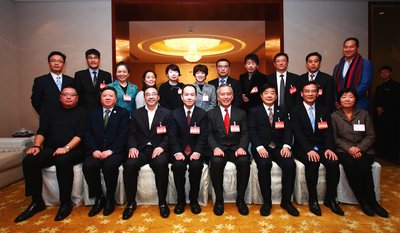 李锦记酱料集团主席李惠中先生（前排右四）与徐汇区政协领导及港澳委员合影