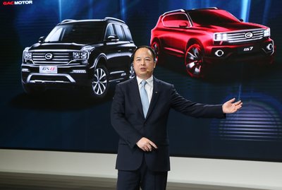 Yu Jun, pengurus besar GAC Motor memberi ucapan dasar di pameran dunia pertama GS7.