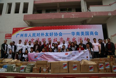 华南美国商会梅州慈善行代表团及捐赠物资