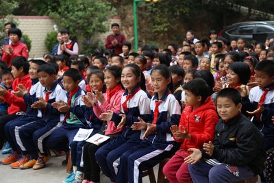 Children of Wuxing Village Give Warm Welcome to the AmCham Delegates