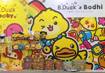 “宝狄与好友”及“B.Duck小黄鸭”联合推出的首批产品，当中包括妈妈包及儿童背包。