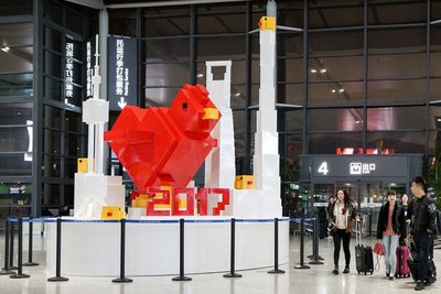 “飞鸡”艺术雕塑（上海虹桥国际机场2号航站楼出发大厅）