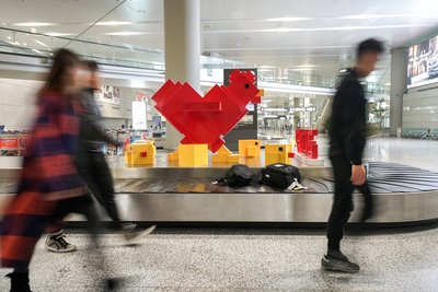 “飞鸡”艺术雕塑（上海虹桥国际机场2号航站楼到达大厅）