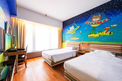 由Cattitude 創辦人Michi Leung設計的客房以「喵星人襲地球」為主題。