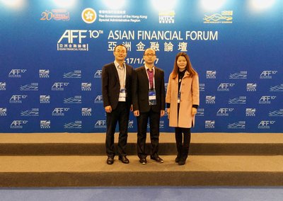即有分期CEO曹诚（中）与公司运营部总监朱晓龙（左），市场部总监万珂（右）在AFF现场