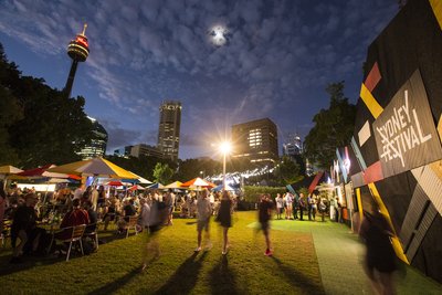 海德公园(Hyde Park)备受人们喜爱的庆典中心 Meriton Festival Village是一个公共场所，向所有人热情开放。今年，悉尼艺术节在这里增加了一倍数量的免费活动，21晚的免费娱乐活动大受欢迎。