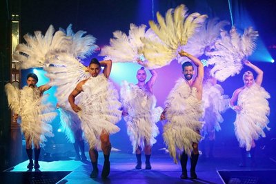 Meriton Festival Village上演了各种马戏团演出、喜剧、歌舞表演和当代音乐收费活动，以男性滑稽表演/歌舞表演公司Briefs Factory Theatre为主打，Briefs被称为《鲁保罗变装皇后秀》(Ru Paul’s Drag Race)的“续作”和澳大利亚版太阳剧团(Cirque du Soleil)。
