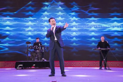 The Chairman of Wanda Group, Wang Jianlin, sings the rock song “Nothing to my name” at the annual gala after announcing the successful transition of The Group.