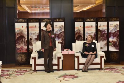 王禄宁女士宣告上海市欧美同学会·上海市留学人员联合会曼彻斯特大学校友会正式成立