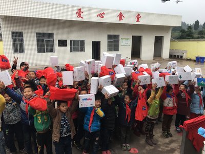 麦德龙安岳希望小学的孩子们在春节前收到了爱心盒