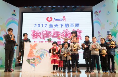 主题为“歌声与微笑”的新春联欢会在上海市儿童福利院举行