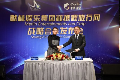 默林娱乐集团中国区总经理陈洁女士与携程门票事业部总经理方洪峰签约
