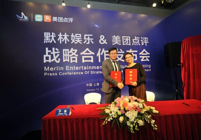 默林娱乐集团中国区总经理陈洁女士与美团点评酒旅事业部CMO于迪签约