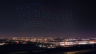由300架Intel无人机构成的美国国旗图案