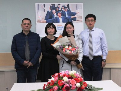毛依婷与父母及铁姆肯公司无锡工厂总经理毕鑑涛