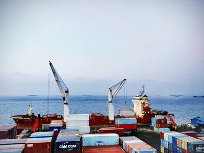 Jentera penyusun SANY memunggah kontena di Pelabuhan Male di Maldives