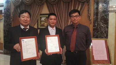 Intertek中国区电子电气事业部认证经理胡桂利与两家企业代表合影