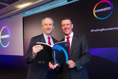 CEO Patrick Thomas (left) and Frank H. Lutz, CFO and labor director proudly present Covestro’s 2016 annual report.