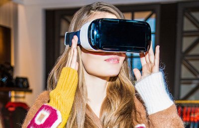 一位模特儿在Tommy Hilfiger位于纽约的店铺内戴上VR眼镜（图片来源：Tommy Hilfiger） 