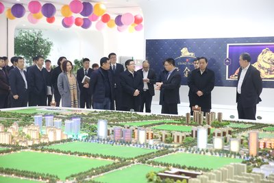 中国银行一行人参观高碑店未来城市体验空间 