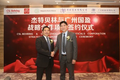 广州医药副总裁方达锋先生(左)与杰特贝林大中华区总经理杨伟荣先生(右)今天在广州签订协议。