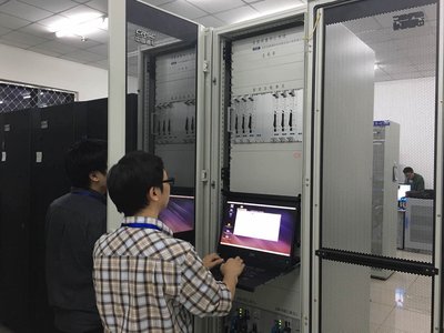 工程师正在调试中国通号自主研发和生产的RBC(无线闭塞中心)机柜