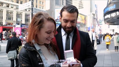 纽约时代广场的情侣获得了CC卡美珠宝送出的“结.锁”系列新品