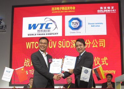 TUV SUD 南中国区市场部经理李志斌先生（右）与广州市浩洋电子股份有限公司董事长蒋伟楷先生（左）出席签约仪式