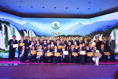 第九届“中国青年丰田环境保护资助行动”颁奖嘉宾与获奖者合影