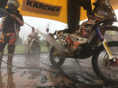 Karcher為2017達喀爾拉力賽設置洗車站