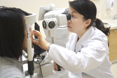 怡德眼科医生在为患者进行眼科检查