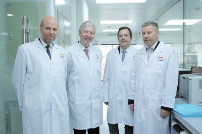 Profesor Jules A. Hoffmann dan rakan-rakan beliau mengunjungi Pusat R&D Infinitus setelah majlis menandatangani perjanjian