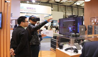 AWE 2017观众体验VR眼镜
