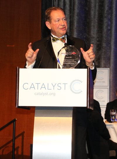 3M公司全球董事长、总裁兼CEO英格-图林先生领取 2017年Catalyst大奖