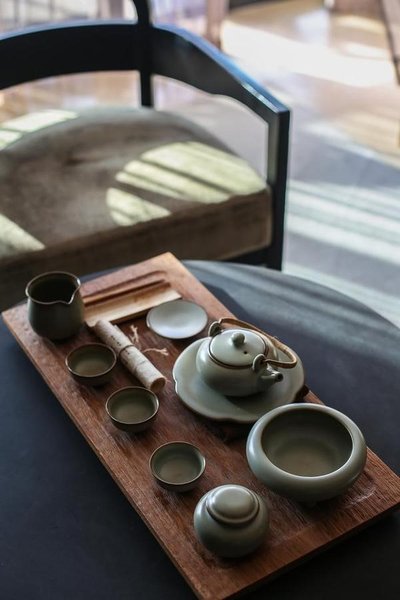 古朴典雅的茶具及青岛特色的崂山绿茶