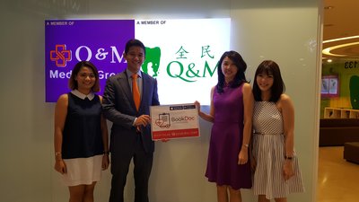 (Middle left) BookDoc Founder Dato Chevy Beh with Q & M Dental Group General Manager, Ms Foo Siew Jiuan