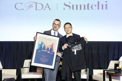 CFDA & Suntchi宣布合作，CFDA主席 & CEO Steven Kolb与Suntchi CEO方涛互换礼物