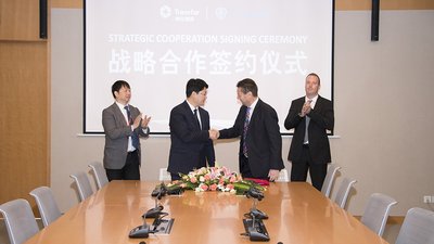 传化物流集团执行总裁徐炎（左二）、斯堪尼亚中国总经理Steve Wager（右二）代表双方签署战略合作协议