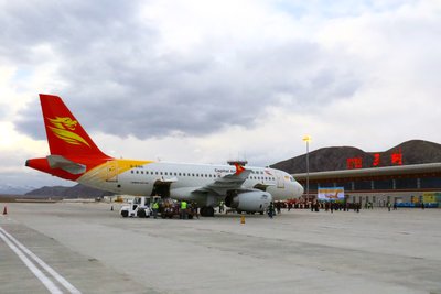 首都航空JD5207航班平稳降落在玉树机场标志着“北京-西宁-玉树”高高原航线成功首航