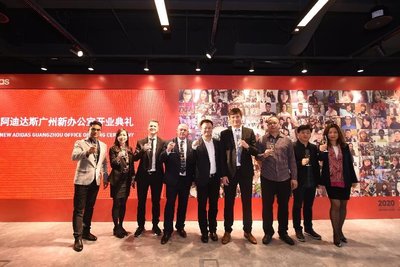 阿迪达斯员工及客户一同出席全新广州办公室的启动仪式