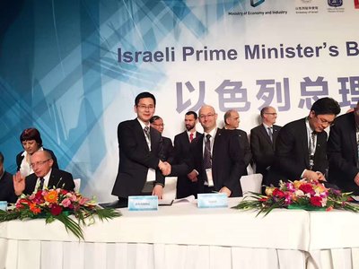 以色列Natali副总裁Haim Cohen（右）与徐州市鼓楼区人民政府副区长赵胜忠（左）进行战略合作签约