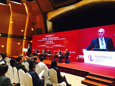 孟山都公司董事会主席兼首席执行官休-格兰特（Hugh Grant） 在2017中国发展高层论坛“农业供给侧结构性改革”分组会发言（左一）