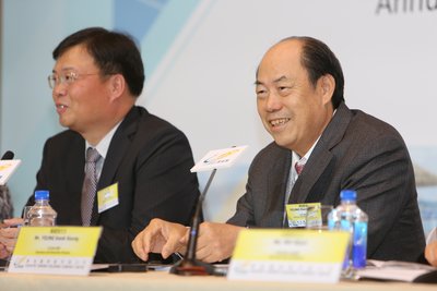 碧桂園董事局主席楊國強（右）、總裁莫斌與媒體互動