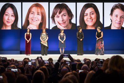 第十九届欧莱雅—联合国教科文组织“世界杰出女科学家成就奖”获奖者合影
