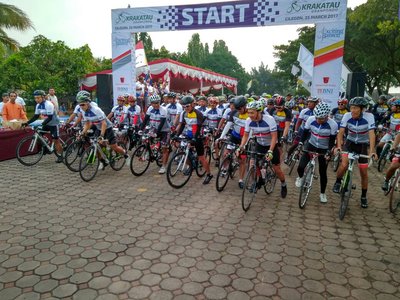 Pengendara Sepeda Krakatau Granfondo bersiap menjelajahi Gunung Karang hingga pantai provinsi Banten