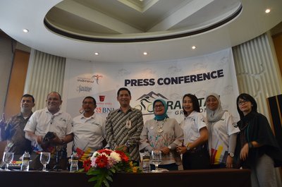 Eneng Nurcahyati, Kepala Departemen Pariwisata dan Kebudayaan Banten (keempat dari kanan) dan rekan dalam konferensi pers Krakatau Granfondo 2017